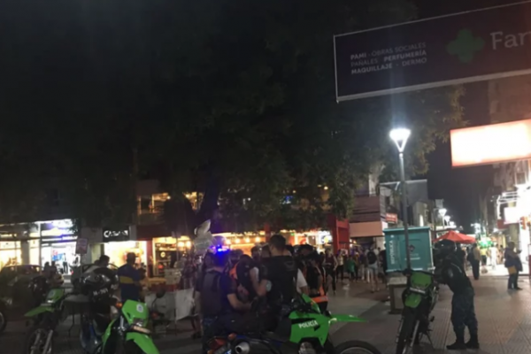 Tensión en la peatonal por desalojo de manteros