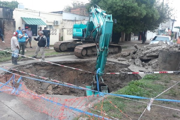 Aguas de Corrientes trabaja en el socavamiento de la calle General Paz