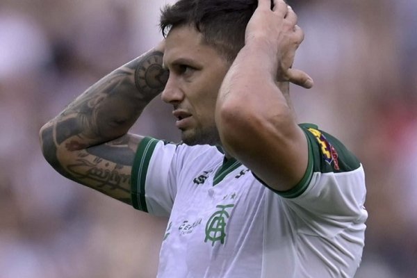 Mauro Zárate rompió su contrato en Brasil y vuelve a la Argentina