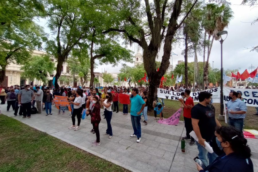 Corrientes: Protesta docente frente a casa de gobierno por mejora salarial