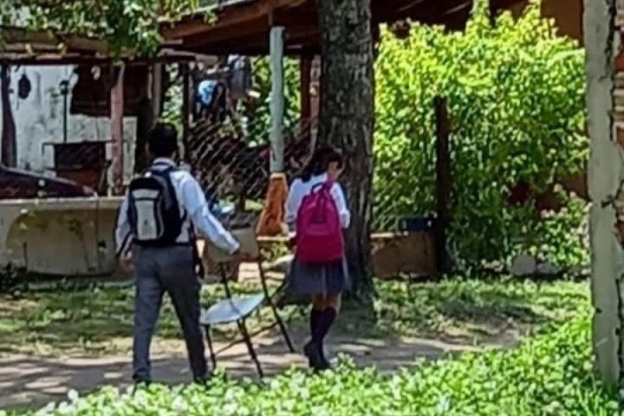 Escuelas en Corrientes: Alumnos llevan sillas desde sus casas