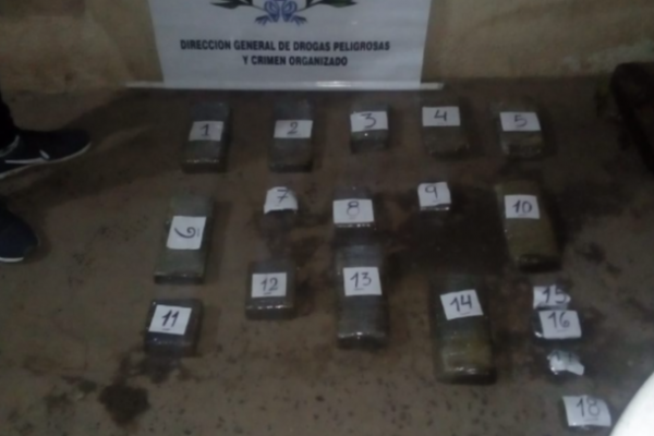 Motociclistas arrojaron una bolsa con marihuana durante una persecución