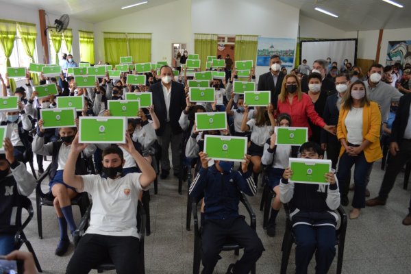 Entregaron 100 Notebooks a estudiantes de la localidad de Itatí
