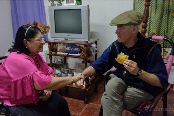 El inglés que sepultó a un correntino en Malvinas llegó para abrazar a su madre