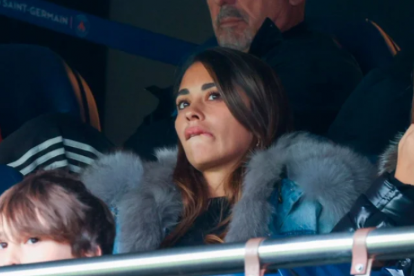 La reacción de Antonela desde el palco del PSG al escuchar los abucheos a Lionel Messi