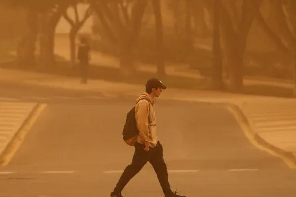 España se tiñó de naranja por una nube de polvo proveniente del Desierto del Sahara