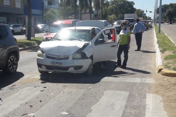 Mujer herida tras choque en avenida 3 de Abril