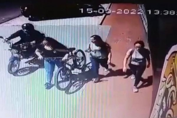 Motochorro armado robó los teléfonos a tres estudiantes