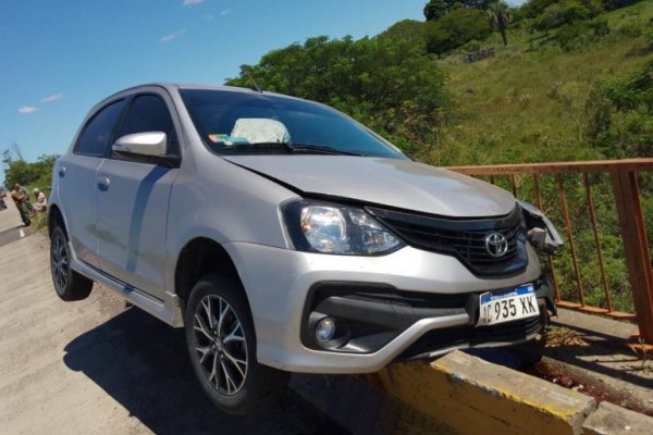 Un auto quedó incrustado en un puente cerca de Goya