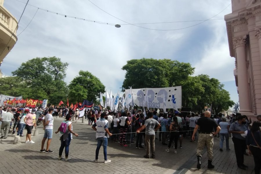 VIDEOS | Mal humor social en Corrientes: Policías, desocupados y organizaciones sociales protestan frente a la Gobernación