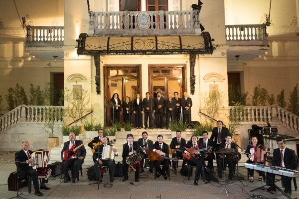 La Orquesta Folclórica rendirá homenaje a las mujeres desde las escalinatas del Vera