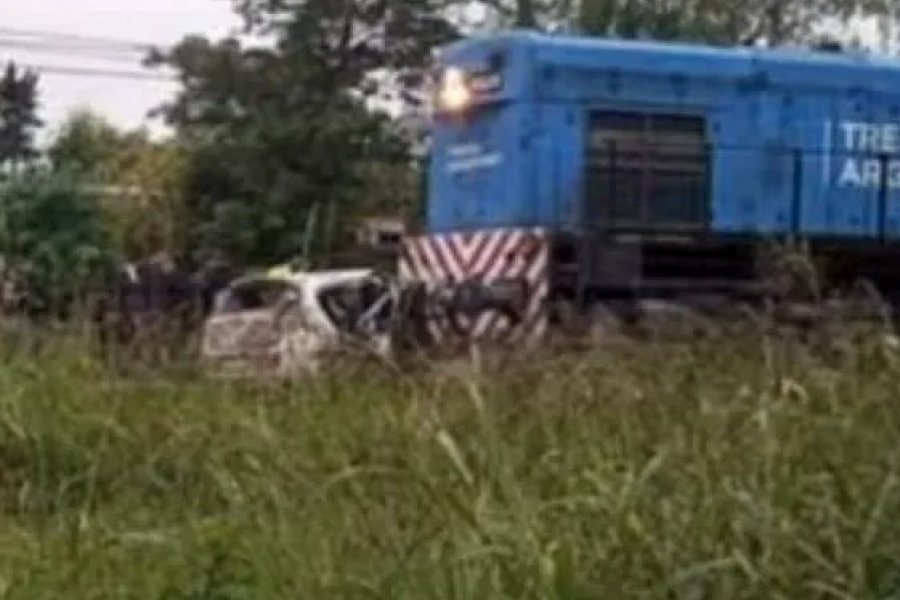 Un tren embistió un auto: Hay cuatro muertos