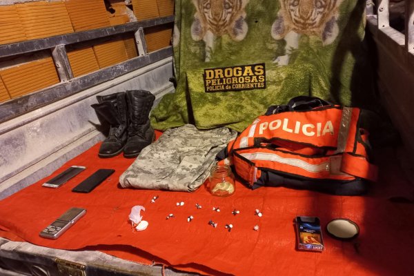 Secuestraron cocaína, un auto y ropas similares a uniformes  de la Policía