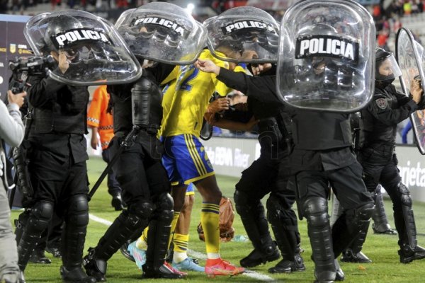 Los hinchas de River atacaron a los jugadores de Boca tras el partido