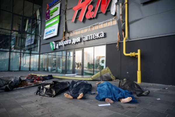 Putin atacó un centro comercial en Kiev y hay al menos ocho muertos
