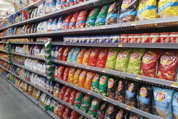 Acuerdan con empresas y supermercados retrotraer los precios al 10 de marzo