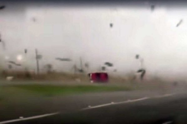 VIDEO  |  Se salva de morir en tornado: camioneta da volteretas, cae parada y logra escapar