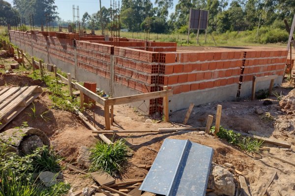 Construye un playón polideportivo con baños y vestuarios en Colonia Tres de Abril