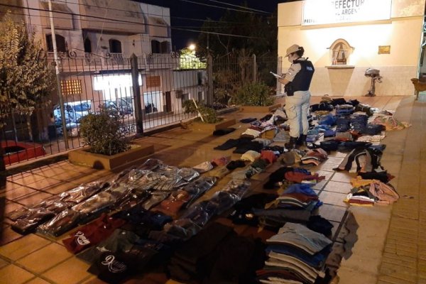 Decomisaron millonario cargamento de ropa en la costa de una localidad correntina