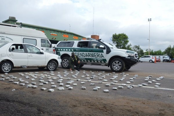 Detienen a una pareja con más de 60 kilos de marihuana en el Puente General Belgrano