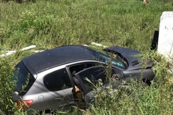 Despistó con su auto en una ruta de Corrientes y terminó en una zanja