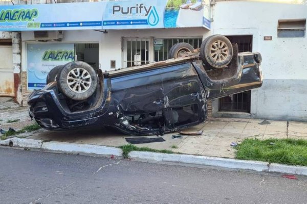 Increíble vuelco de una camioneta en pleno centro de la Ciudad