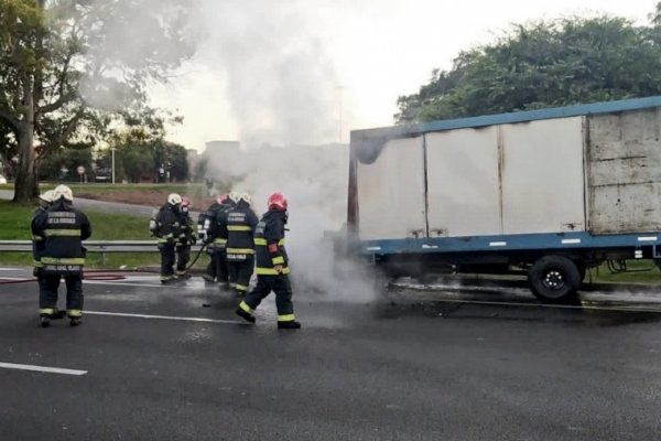 Se incendió un camión y un policía fue embestido por una camioneta