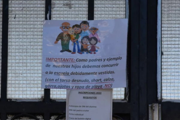 Prohíben a tutores ir en ojotas y con gorra a una escuela de Corrientes