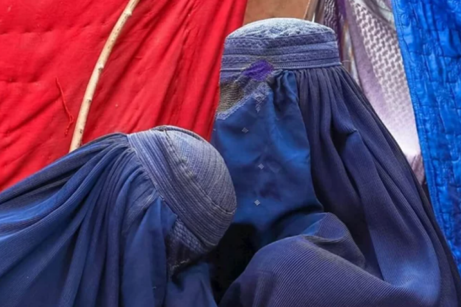 Los talibanes prohíben a las mujeres afganas viajar solas en avión