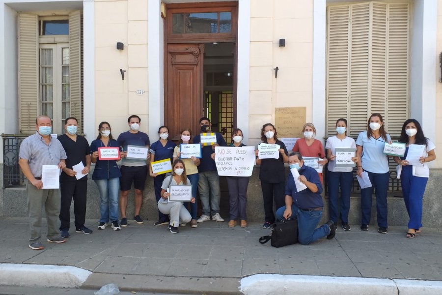 Trabajadores del ICAL realizaron un abrazo solidario a la institución en reclamo de mejores condiciones laborales