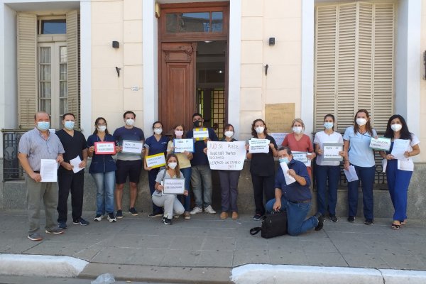 Trabajadores del ICAL realizaron un abrazo solidario a la institución en reclamo de mejores condiciones laborales