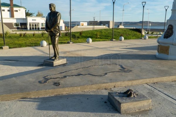 Vandalizaron una escultura de Cristina Fernández de Kirchner en Río Gallegos