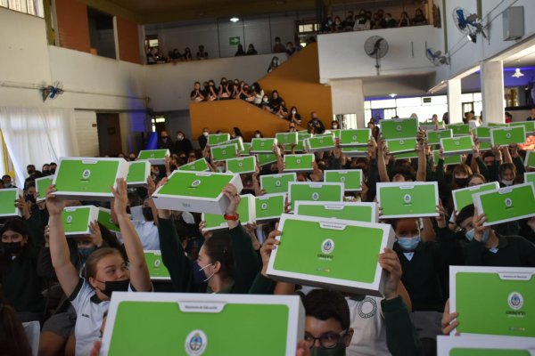 Alumnos de nueve escuelas de Curuzú Cuatiá recibieron computadoras