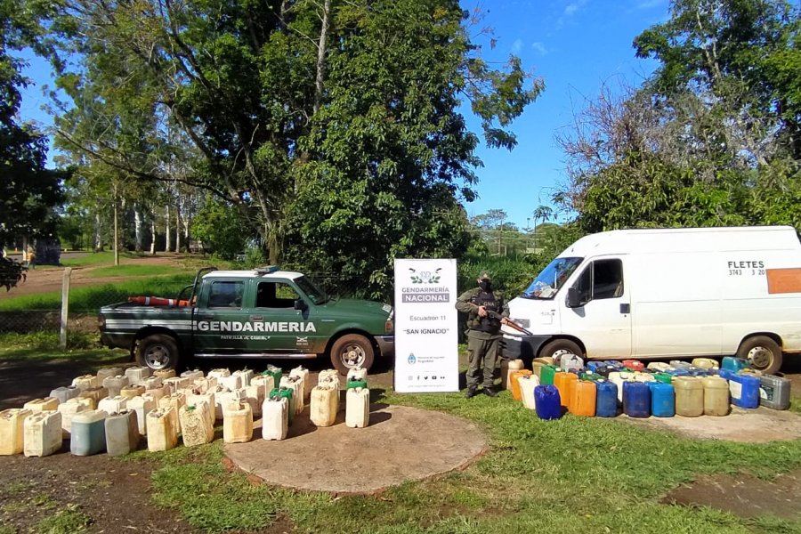 Misiones: Trasladaba 85 bidones de combustible en una camioneta