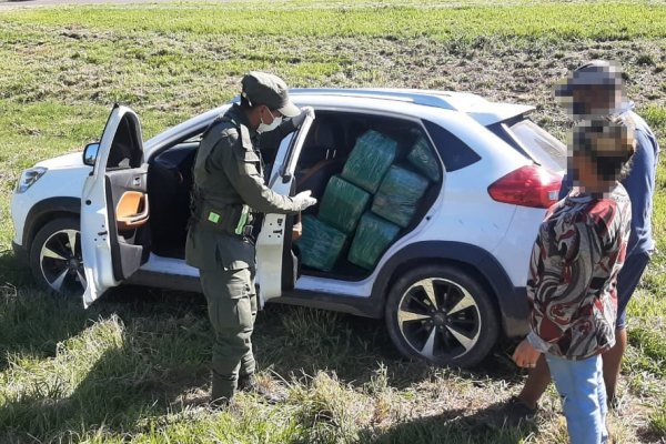 Abandonan un vehículo cargado con 655 kilos de marihuana en Corrientes