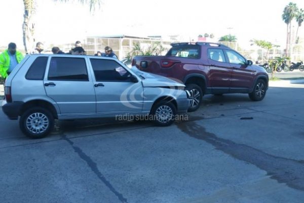 Conductor chocó a una camioneta que esperaba en el semáforo