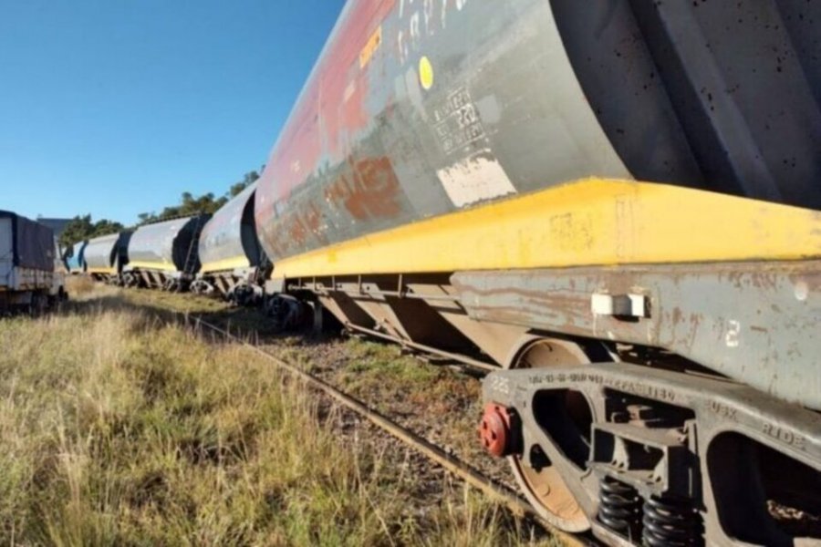 Rosario: colapsó un puente ferroviario y cayeron al vacío vagones de un carguero