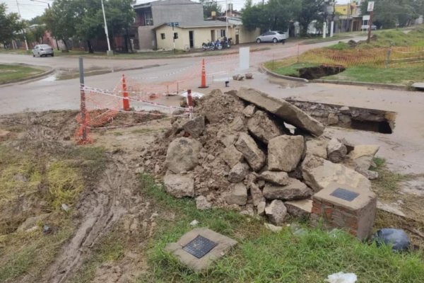 Corrientes: Se hundió el pavimento en la esquina de Santa Catalina y Alta Gracia