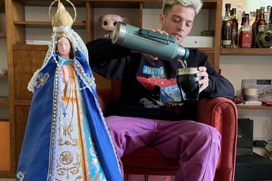 La foto de Santi Maratea con la Virgen de Itatí que le regalaron los bomberos voluntarios