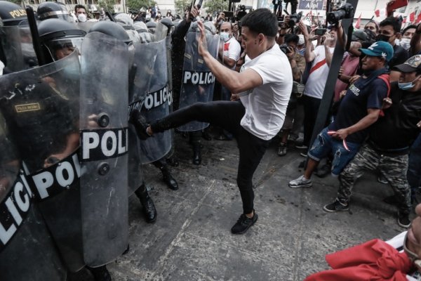 Violentos disturbios en Perú dejaron unos 25 policías heridos en Lima