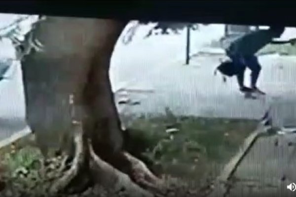 Motochorros quedaron filmados atacando a una mujer en un barrio de la Capital
