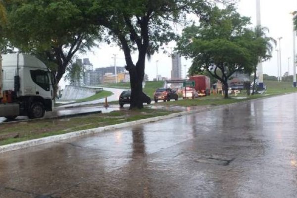 Demoras en el tránsito del puente Chaco-Corrientes por un camión varado