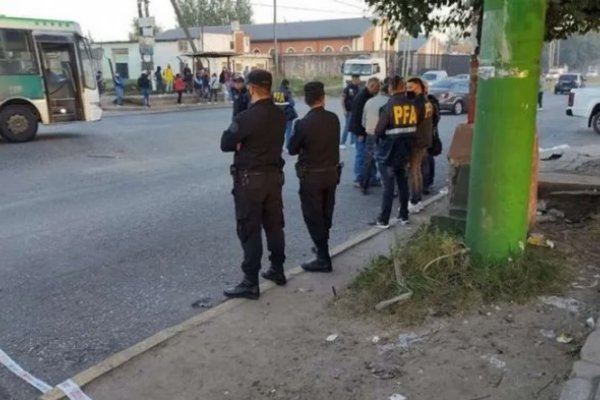 Mataron a un efectivo de la Policía Federal mientras esperaba el colectivo