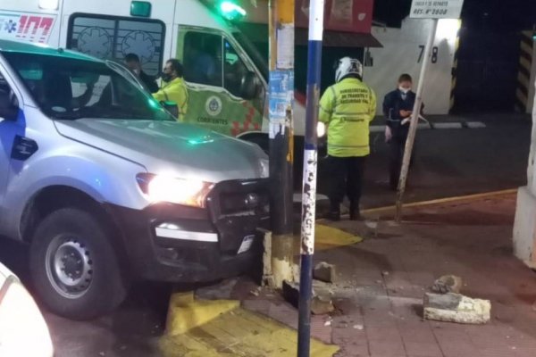 Conductor borracho chocó una farola y terminó contra un semáforo en pleno microcentro