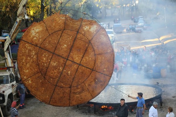 Hicieron la torta frita más grande del mundo en Mercedes