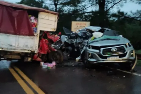 Misiones: Choque frontal entre un camión y una camioneta deja dos muertos