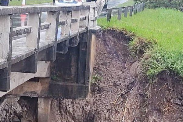 Video| Corte total de tránsito sobre la Ruta 12 por peligro de derrumbe de una alcantarilla