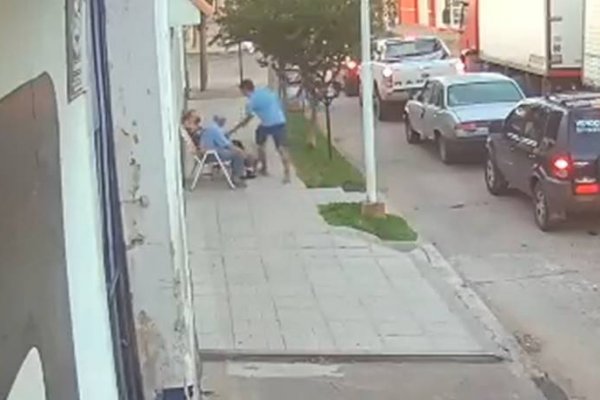 Asaltó a una pareja de adultos mayores que tomaba mates en la vereda