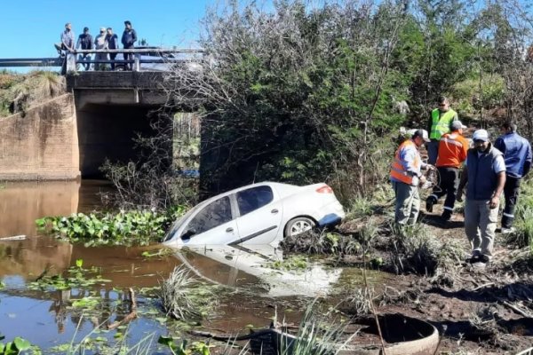 Corrientes: Un auto terminó sumergido en el arroyo Cambay tras un despiste