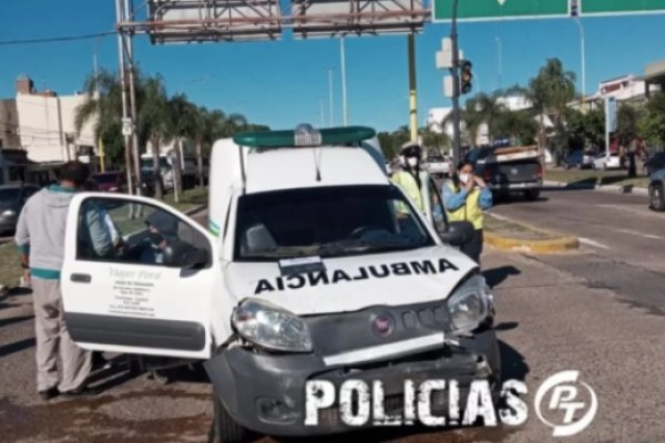El conductor de una ambulancia chocó contra una lancha en plena Avenida Ferré